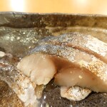 花茶屋 花々亭 - 〆鯖タタキの断面　ありふれる旨味！ただ味わいを締めたくなる
