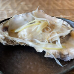 中目黒 牡蠣入レ時 - 蒸牡蠣、貝殻にたまっている旨味たっぷりの牡蠣エキス入の汁がたまらん