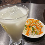 居酒屋インドカレー アジア料理チャンドラマ - シェフのおすすめセット990円につくドリンクとサラダ