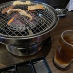 Yakiniku Semmonten Sanzou - お肉焼いてますとジョッキ提供の黒烏龍茶