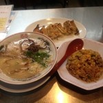 七星 - 七星スペシャル¥1000
とんこつラーメンに胡麻、高菜、紅生姜で違った味を楽しめるし（特に高菜がめっちゃ旨い）、焼きめしも餃子も旨かったので、九州ラーメンが姫路で食べたくなったらまた来ようと思います。