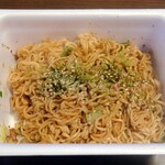 ローソンストア100 - 料理写真:中身はペヤングっぽい…