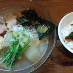麺処 びぎ屋 - ゆず香る冷やし白醤油らーめんとピリ辛ニラ飯