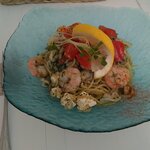 カフェ・クローネ - エビとトマトの冷製ジェノベーゼパスタ