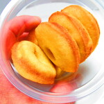 Chateraise - 無添加・ミニ焼きドーナツ　２１６円（税込）のカップの中【２０２１年８月】