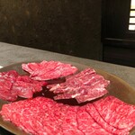 焼肉 思食 - タレ肉（右下から時計回りにリブ芯、ヒレ、リブ巻き、ハラミ）