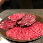 焼肉 思食 - タレ肉（右下から時計回りにリブ芯、ヒレ、リブ巻き、ハラミ）