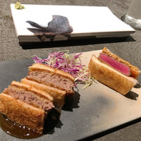 焼肉 思食 - 2種のメンチカツサンドとヒレカツサンド