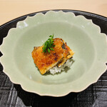 新ばし 星野 - 関東風蒲焼に負けない美味しさの関西風鰻。
      ご主人のコース全体のバランスを考えての
      敢えて極辛のタレではと　勝手に想像して
      います。