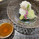 新ばし 星野 - 湯引き鱧: カウンターから響く骨切り音を楽しみながら　自家製梅肉ダレに山葵を付けると
      いうのが　私にとって美味しさプラスでした。