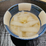 新ばし 星野 - 芋茎の葛粉お浸し: 私がスーパーで買う芋茎とは　別次元の芋茎を甘みのあるお出汁に浸して何たる美味しさ‼︎