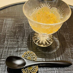 新ばし 星野 - 雲丹好きには　たまりません。振り柚子も
      効いています！器とスプーン&スプーン置きの
      バランス美も一見です。