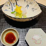 新ばし 星野 - キジハタの刺身: 肉厚の切り方によってプリッ
      プリです！また　平皿ではなく　夏用深鉢で
      出すセンスの良さ‼︎