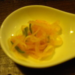 うるしカレー - 玉ねぎのインド風漬け物。酸っぱくて苦い・・・