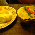 うるしカレー - ナスのグリーンカレーと柔らかいバケット。