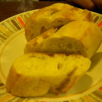 うるしカレー - バケットは４切れ。外はフランスパンみたいにカリカリ、中は白パンみたいにモチモチです。