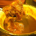 うるしカレー - チキンカシミールカレーのチキン。大きなチキンが３個ゴロゴロ！