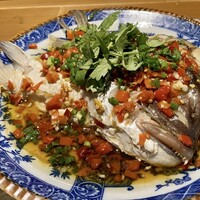 月居 赤坂 - 鯛の蒸し物発酵唐辛子ソース
                    鯛がまぁ大きくて食べる所がたっぷり、発酵した唐辛子のソースがピリッとしながらも旨味があって飲むだけでも美味しいスープ仕立てです。
                    これは物凄く美味しい！！