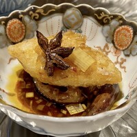 月居 赤坂 - 鱈の油淋鶏
                    鱈のフリットに甘酢のタレが合います。
                    鱈の下には蓮根、蓮根にも薄く粉を叩いて揚げていますが、これが美味しい、食感も味も大好きです♬