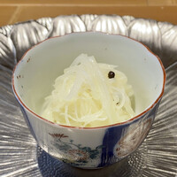 月居 赤坂 - じゃがいもの山椒オイル和え
                      じゃがいもの細切り、山椒の風味が爽やかで食感が良いです。
                      冷たい一皿目、体の火照りがさぁ〜と引きました。