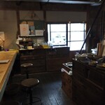 Kuragohan - 一名です、と伝えるとカウンターへどうぞ～！
                と座ります(*^.^*)
                
                お店に入ってすぐ目の前の真ん中の階段を挟み
                右側・カウンター席(キッチン側)と
                左側・テーブル席(2名以上)がありますよ～