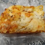 街のパン屋 グリエ - オニオンベーコンパン(190円)