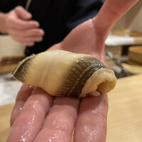 かがみ - 穴子
                    見た目の通りプリッとした身に圧をかければ、一気に弾けて甘い身は風味とともにトロけだすこと必至。
