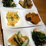 焼鳥・元気 - 本日の突き出し４人前分です。
      毎回、違う物が出てくるのが嬉しいですよね。
      今回も色々と楽しめましたよ。