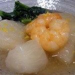 焼鳥・元気 - かぶとえびの旨煮６８０円です。
      突き出しの中にあった１品なんですよ。
      食べてみて美味しいって思ったのでオーダーしました。
      元気は和風料理が美味しいんですよね。