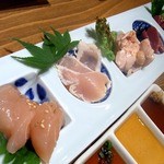 焼鳥・元気 - 元気コース１,９８０円の播州地鶏の５種盛り部分です。
      今回も、お初の人がいたのでオーダーしました。
      元気の刺身は美味しいですから。
      今回も大満足です。