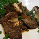 焼鳥・元気 - 焼きしいたけ５５０円です。
      椎茸には、うまみ成分のグアニル酸が沢山含まれていて、低カロリーで食物繊維が多く含まれているんですよ。
      美味しいし、沢山食べても肥満を防ぐ美容食って訳です。