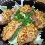 焼鳥・元気 - 鴨ロース粒マスタード焼き８８０円です。
      この料理は大好きなんですよ。
      今回はメニューにあったので頼んじゃいました。
      鴨ロースに粒マスタードが合うんです。
      ビールのアテにバッチリなんですよ。
