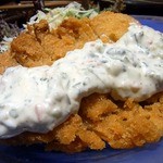 焼鳥・元気 - 自家製チキンカツ タルタルソース８８０円です。チキンカツの上にたっぷりとタルタルソースが乗っていますね。
      沢山乗っているのって嬉しいですよね。