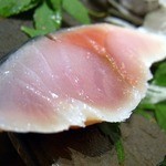 焼鳥・元気 - では、いただきます。
      ワオっ！！
      旨すぎる～。
      口の中で鯖の風味がふぁ～って広がってきます。
      上品な味が口の中に充満して至福が訪れてきます。