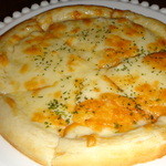 Kafe Ando Ba Marinekko - 濃厚チーズのピザ