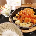醸造 uchiyamada - 華やか！「プレミアム和牛ハンバーグ」夏野菜のトマトソース