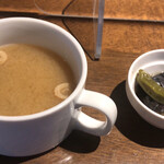 Dainingubaekimaesouko - 味噌汁と小鉢
