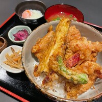 季節野菜と鶏の親子天丼(小鉢・味噌汁・漬物付) 【ご飯大盛り無料】