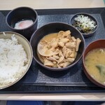 上州もつ次郎 - もつ煮定食680円(税込)
            ご飯大盛無料で、通常220g.大盛320gです(食券渡す時に聞かれます)。
            モツのボリューム満点でお味も中々良いですね♪
            温泉卵をライスオンして食べるとまた美味かった