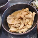 上州もつ次郎 - もつ煮定食680円(税込)
            ご飯大盛無料で、通常220g.大盛320gです(食券渡す時に聞かれます)。
            モツのボリューム満点でお味も中々良いですね♪
            温泉卵をライスオンして食べるとまた美味かった