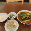 坂上刀削麺 - マーラー牛肉刀削麺（サービスのライス、スープ、サラダ）