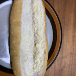 ブレッド＆バター - パカッ。ミルキーなフィリングがサンドされています。ふわふわしていて美味しいパン。