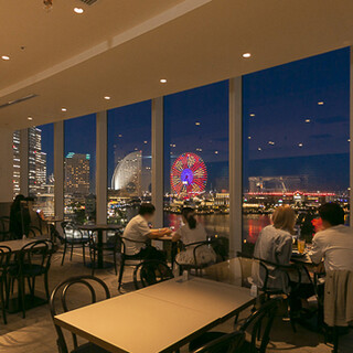 We are proud of our space that offers a panoramic view of Minato Mirai♪