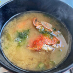 道の駅 みつ シーサイドレストラン 魚菜屋 - 味噌汁は渡り蟹の半身が入ってるから良い出汁でてる♪