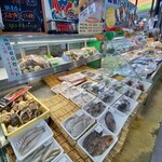 道の駅 みつ シーサイドレストラン 魚菜屋 - 道の駅の中の店なので､新鮮な魚介と野菜を買って帰れる♪