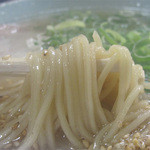 道善福一ラーメン - スープの表面を覆う長浜系ベタ感覚の脂が印象的です。
      半透明の脂で密封された下には熱々のスープと麺。
      