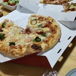 ピザハット - 料理写真:ふっくらアツアツのピザでした