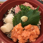 Joi Furu - 北海道ホタテとねぎトロのサーモン丼　税込944円