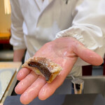 兄弟寿し - 佐渡産黒ムツ藁炙りを手渡し