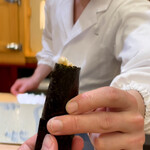 兄弟寿し - 佐渡産毛蟹雌手巻きを手渡し